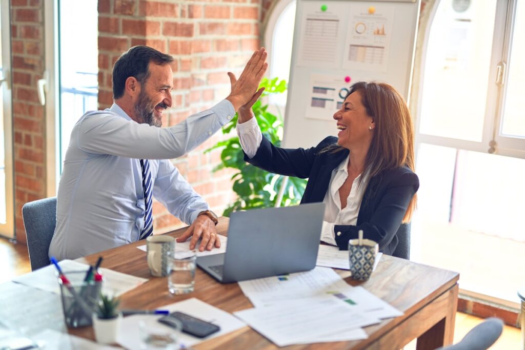 Team di un'agenzia di marketing digitale al lavoro